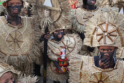 Gruppe von Mädchen mit schwarzer Körperbemahlung und Puppe Santo Nino, Ati Atihan Festival, Kalibo, Aklan, Visaya, Insel Panay, Philippinen