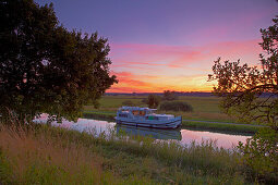 Hausboot auf dem Saarkanal bei Harskirchen, Morgenrot, Canal des Houilleres de la Sarre, Bas Rhin, Region Alsace Lorraine, Elsaß Lothringen, Frankreich, Europa