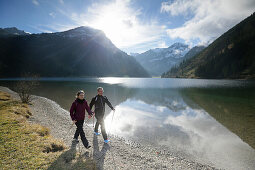 Zwei Nordic Walker am Vilsalpsee, Tannheim, Tannheimer Tal, Tirol, Österreich