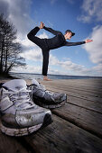 Jogger exercising yoga, Ambach, Munsing, Bavaria, Germany