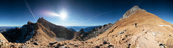 Bergwanderer steigt zum Gipfel auf, Hochiss, Rofangebirge, Tirol, Österreich