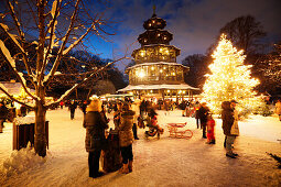 Christkindlmarkt am Chinesischen Turm, Englischer Garten, München, Bayern, Deutschland