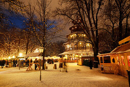 Christkindlmarkt am Chinesischen Turm, Englischer Garten, München, Bayern, Deutschland