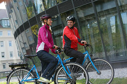 Paar mit e-Bikes, München, Bayern Deutschland