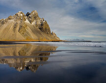 Spiegelung im nassen Sand, Kambhorn, Stokksnes, Hornsvik, Ostisland, Island