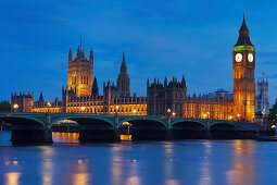 Westminster Palace mit Westminster Bridge und Big Ben am Abend gesehen, Themse, London, England