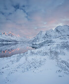 verschneite Landschaft bei Sildpollneset, Vestpollen, Rorhoptindan, Austnesfjorden, Austvagoya, Lofoten, Nordland, Norwegen