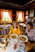 Paar beim Essen in Onkel Willy's Hütte, Schladming, Planai, Steiermark, Österreich