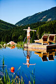 Junge Frau im Pool, Almwellness Hotel Pierer, Fladnitz an der Teichalm, Steiermark, Österreich