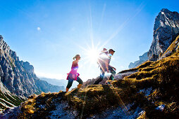 Wanderer beim Aufstieg über Ghackte zum Hochschwabgipfel, Steiermark, Österreich