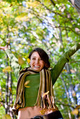 Junge Frau wirft Herbstlaub hoch, Steiermark, Österreich