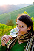 Junge Frau mit einem Glas Weißwein, Spielfeld, Steiermark, Österreich