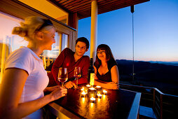 Junge Leute trinken Weißwein auf einer Terrasse, Weingut Schilhan, Gamlitz, Steiermark, Österreich