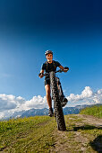 Mountain biker off-roading, Duisitzkar, Planai, Schladming-Dachstein, Styria, Austria