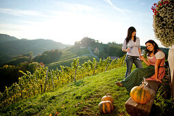 Zwei junge Frauen trinken Weißwein, Steiermark, Österreich