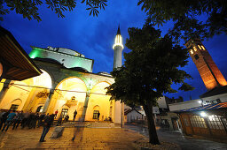 Gazi-Husrev-Beg-Moschee in der Altstadt mit Uhrturm, Abendlicht, Sarajevo, Bosnien und Herzegowina