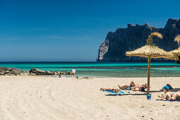 Strandleben, Cala de Sant Vicenc, bei Pollenca, Mallorca, Spanien