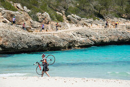 Radfahrer am Strand, Cala Mondrago, bei Santanyi, Mallorca, Spanien