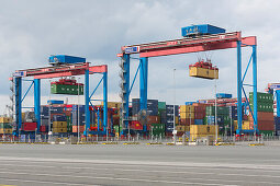 Block storage during loading and unloading in the port of Hamburg, Hamburg, Germany