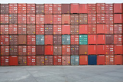 Blick auf stapelnde Container im Hamburger Hafen, Hamburg, Deutschland