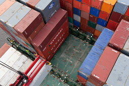 Container werden mit einem Spreader auf ein Schiff verladen, Hamburg, Deutschland