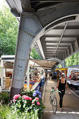 Marktstände auf dem Wochenmarkt der Isestraße, Eppendorf, unter S-Bahn Linie, Hamburg, Deutschland