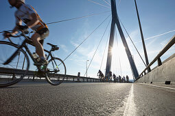 Gesperrte Köhlbrandbrücke aus Spannbeton, während Cyclassics Radrennen, Wilhelmsburg, Hamburg