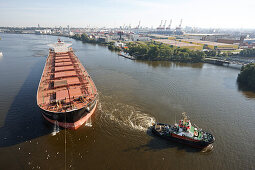 Tanker mit Schleppern auf der Elbe bei Waltershof, Hamburg, Deutschland