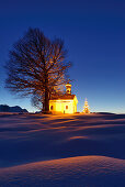 Snow-covered chapel with Christmas tree and Wetterstein range in background, Kruen, Werdenfels, Bavarian Alps, Upper Bavaria, Bavaria, Germany