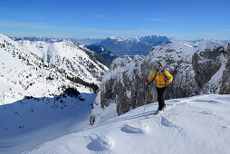 Skitourgeherin steigt zum Hinteren Sonnwendjoch auf, Mangfallgebirge, Bayerische Voralpen, Tirol, Österreich