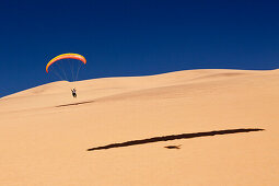 Gleitschirmfliegen an den Duenen der Namib Wueste, Langstrand, Swakopmund, Namibia