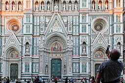 Tourists in front of the facade of the cathedral, Kathedrale Santa Maria del Fiore, Florence, Tuscany, Italy