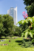 Park an der Universität, City-Hochhaus im Hintergrund, Leipzig, Sachsen, Deutschland