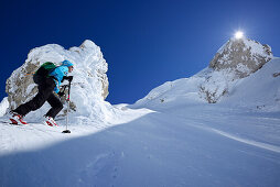 Skitourengeherin steigt durch steiles Kar zum Monte Amaro auf, Rava della Vespa, Majella, Abruzzen, Italien