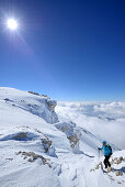 Skitourengeherin steigt zum Monte Amaro auf, Rava della Vespa, Majella, Abruzzen, Italien