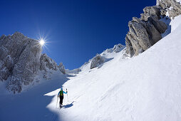 Frau auf Tourenski steigt durch Schneekar am Monte Sirente auf, Valle Lupara, Monte Sirente, Abruzzen, Apenninen, l 'Aquila, Italien