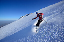 Skitourengeher fährt ab, Monte Prena, Gran Sasso, Abruzzen, Italien