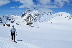 Skitourengeherin steigt zum Monte Cevedale auf, Königspitze, Suldenspitze und Casatihütte im Hintergrund, Ortlergruppe, Südtirol, Italien