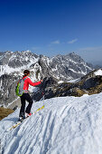 Skitourengeherin blickt auf Hochkalter, Kematenschneid, Berchtesgadener Alpen, Nationalpark Berchtesgaden, Oberbayern, Bayern, Deutschland