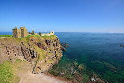 Dunnottar Castle surrounded by sheer cliffs and sea, Dunnottar Castle, Aberdeenshire, Scotland, Great Britain, United Kingdom