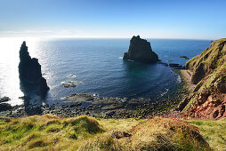 Felstürme stehen im Meer, Küste von Duncansby, Duncansby Stacks, Duncansby, Schottland, Großbritannien, Vereinigtes Königreich