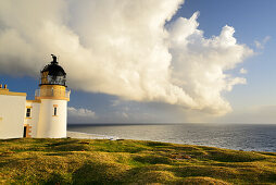 Leuchtturm von Stoer über dem Atlantik, Stoer Head, Highland, Schottland, Großbritannien, Vereinigtes Königreich