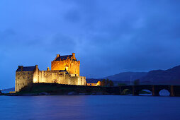 Eilean Donan Castle, beleuchtet, mit Loch Duich, Eilean Donan Castle, Highland, Schottland, Großbritannien, Vereinigtes Königreich