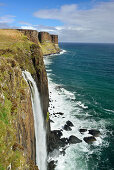 Kilt rock Wasserfall stürzt in den Atlantik, Kilt rock Wasserfall, Isle of Skye, Schottland, Großbritannien, Vereinigtes Königreich