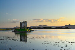 Castle Stalker mit Loch Linnhe, Castle Stalker, Highland, Schottland, Großbritannien, Vereinigtes Königreich