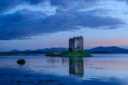 Castle Stalker mit Loch Linnhe, Castle Stalker, Highland, Schottland, Großbritannien, Vereinigtes Königreich