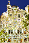 Casa Batlló, beleuchtet, Architekt Antoni Gaudi, UNESCO Weltkulturerbe Arbeiten von Antoni Gaudi, Modernisme, Jugendstil, Eixample, Barcelona, Katalonien, Spanien