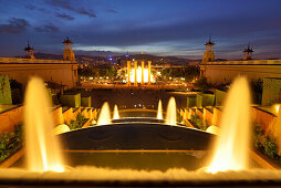 Beleuchteter Brunnen Font Magica mit Blick auf Barcelona, Palau Nacional, Nationalmuseum, Montjuïc, Barcelona, Katalonien, Spanien