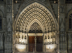 Illuminated portal of Barcelona cathedral at night, La Catedral de la Santa Creu i Santa Eulalia, Gothic architecture, Barri Gotic, Barcelona, Catalonia, Spain