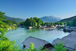 Blick auf Bootshäuser und Ort Königssee am Königssee, Untersberg im Hintergrund, Königssee, Berchtesgadener Alpen, Nationalpark Berchtesgaden, Berchtesgaden, Oberbayern, Bayern, Deutschland